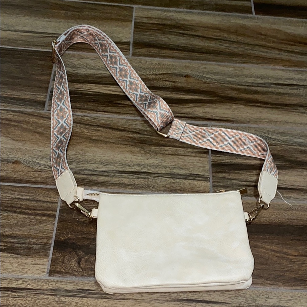 🪼Cream Crossbody Bag with Patterned Strap!